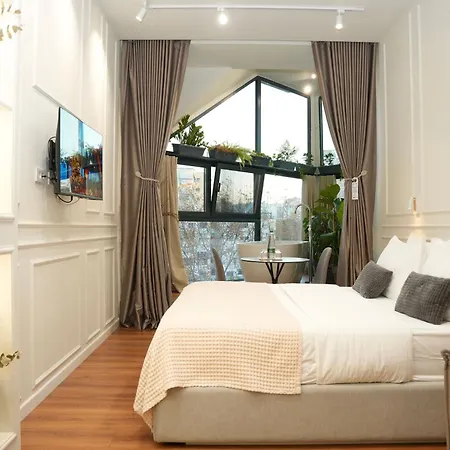 Moonlight טיראנה